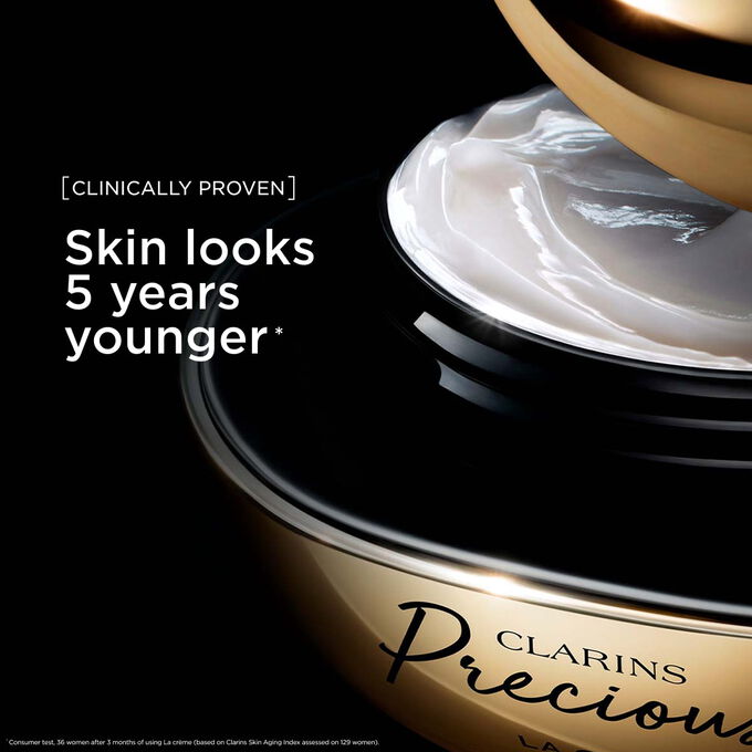 Focus on the La Cr&egrave;me packshot, highlighting that the skin looks five years longer when using it.