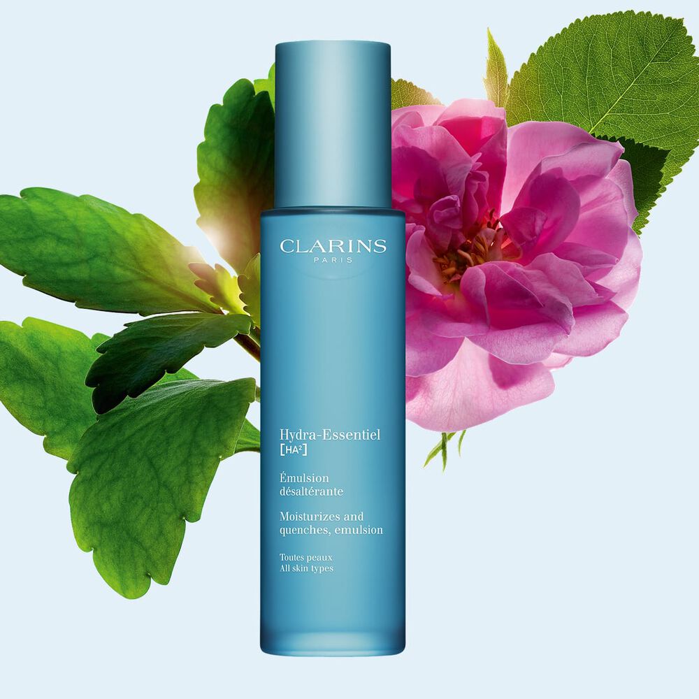 藍色背景中的Clarins水潤活肌保濕霜2023年版 - 保濕乳液，旁邊有大馬士革玫瑰和生命之葉。