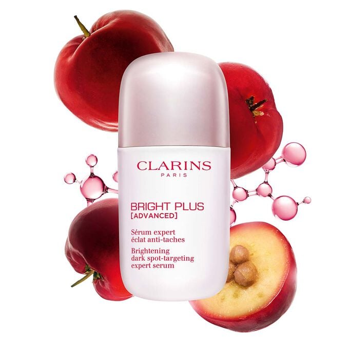 Clarins亮白維他命C精華宣傳照，旁邊是西印度櫻桃果和菸鹼醯胺分子。