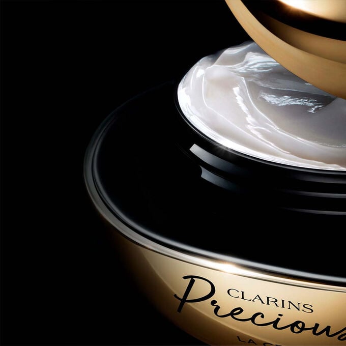 Focus on the La Cr&egrave;me packshot, highlighting that the skin looks five years longer when using it.