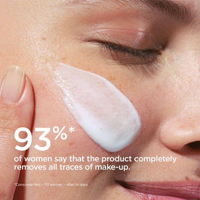 Focus on the facial milk application on a woman's cheek to illustrated that 92% of testers find the make-up removing smooth