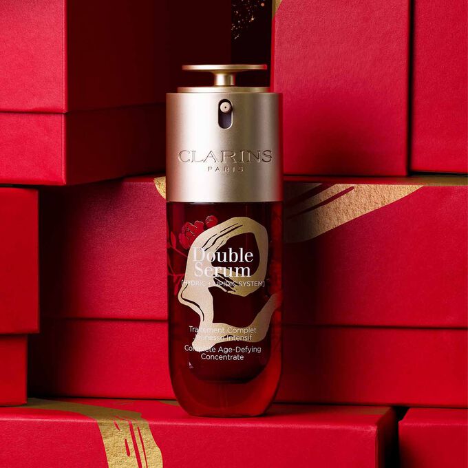 Close-up of the limited edition Double Serum and its special packaging, highlighting its firming and radiance effects.