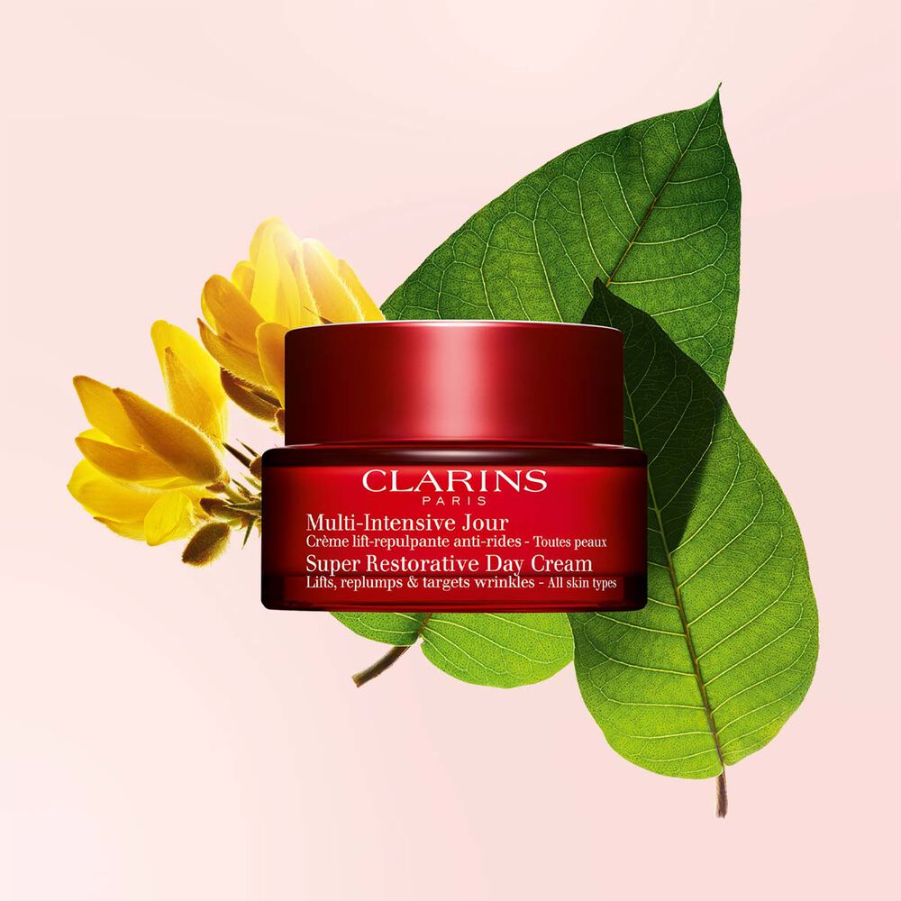 Packshoot of Clarins Super Restorative Day Cream in front of a Ajonc flower and Harangana leaves on a light pink background