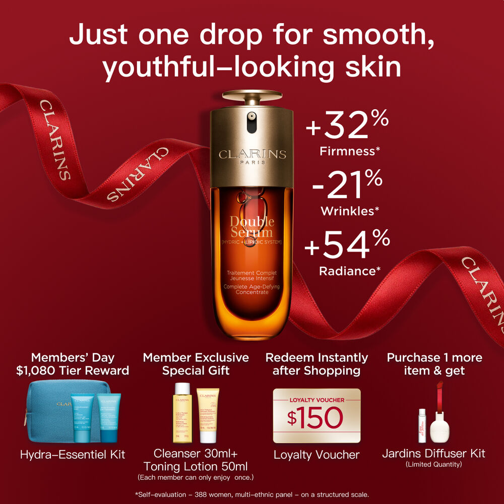 Packshot of the Clarins Double Serum displayed in front of its ingredient, including curcuma, on a gold background