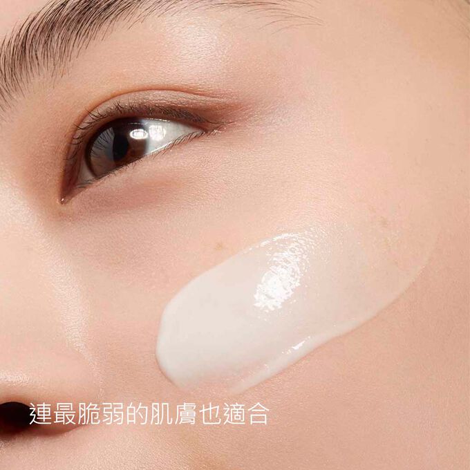 聚焦在女性的臉頰，塗抹了抗瑕疵精華，展示蘊含菸鹼醯胺的配方連最脆弱的肌膚也適合