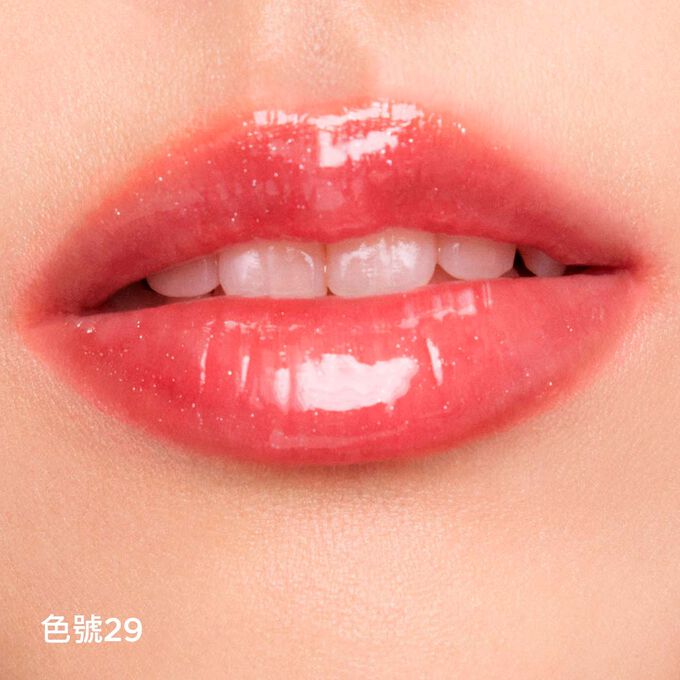 雙唇塗抹了Clarins凝亮護唇油 - 限定版（閃亮裸粉）的特寫，呈現水潤飽滿的亮澤色彩。