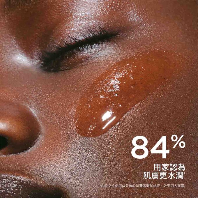 蘆薈和無花果的特寫，強調兩種成分的保濕效果以及Clarins爽膚露含有98%*天然成分